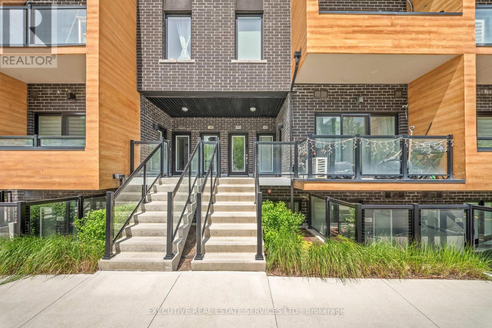 Row / Townhouse for Sale in 226 - 1145 JOURNEYMAN LANE|Mississauga (Clarkson), Ontario L5J0B5 4