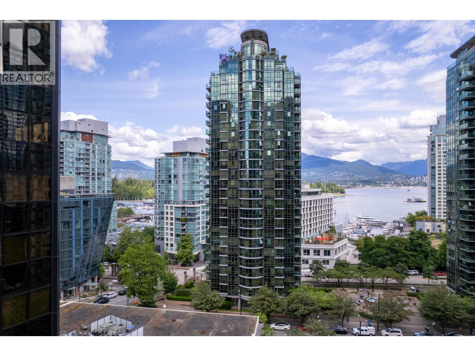 2102 588 BROUGHTON STREET|Vancouver, British Columbia V6G3E3
