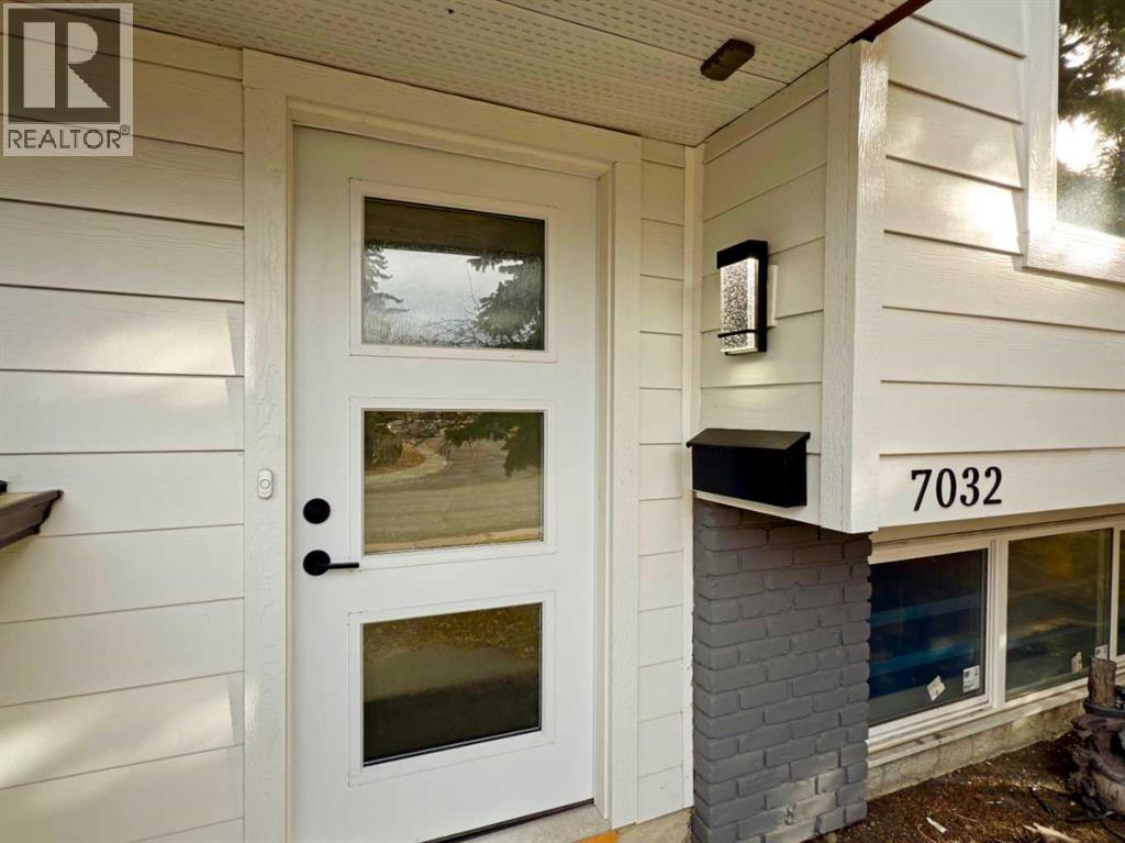 House for Sale in 7032 78 Street NW|Calgary, Alberta T3B4H9 2