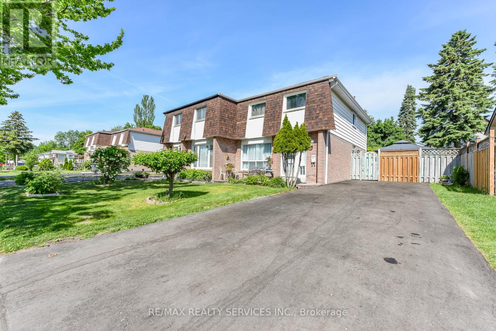 Row / Townhouse for Sale in 2569 LUNDENE ROAD|Mississauga (Clarkson), Ontario L5J3Y9