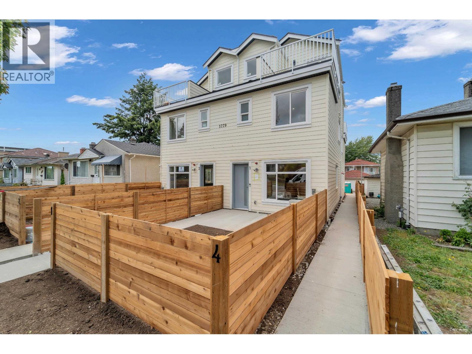 4 5779 CLARENDON STREET|Vancouver, British Columbia V5R3K4