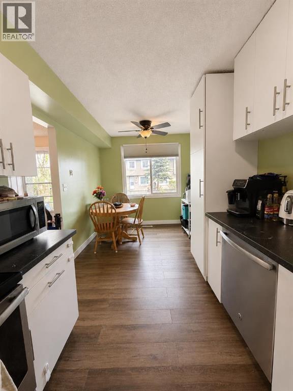 Row / Townhouse for Sale in 29, 4936 Dalton Drive NW|Calgary, Alberta T3A2E4 3