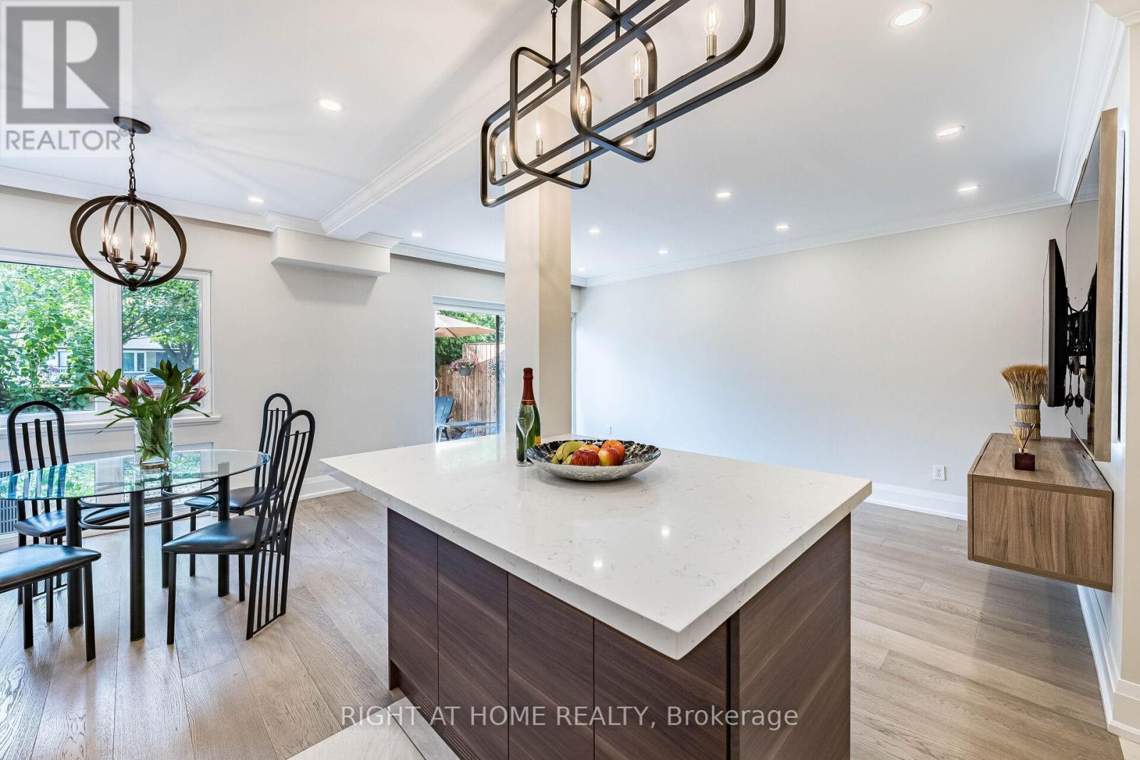 Row / Townhouse for Sale in #5 - 1200 GRIPSHOLM ROAD|Mississauga (Applewood), Ontario L4Y2G9