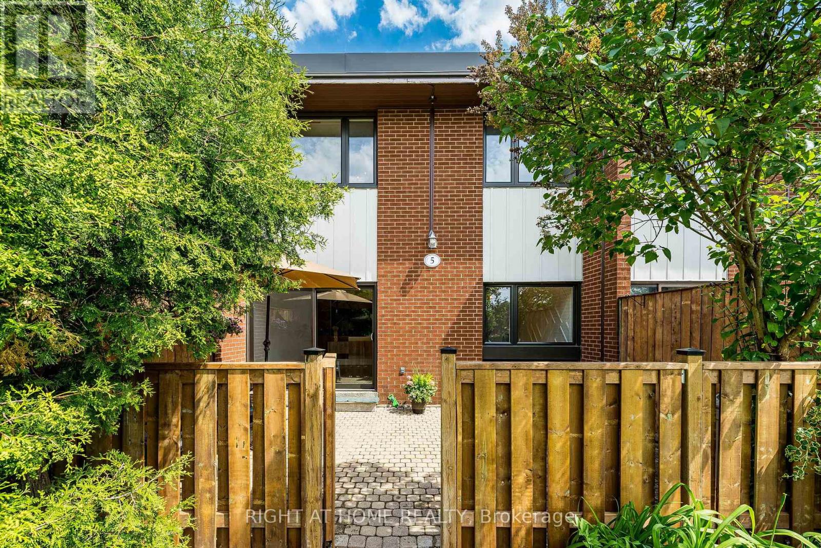 Row / Townhouse for Sale in #5 - 1200 GRIPSHOLM ROAD|Mississauga (Applewood), Ontario L4Y2G9 2