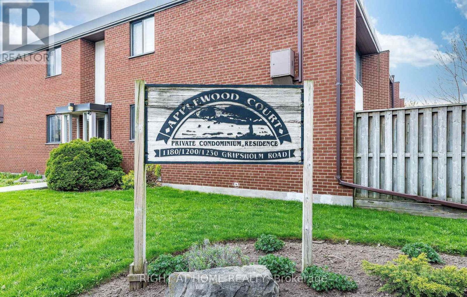 Row / Townhouse for Sale in #5 - 1200 GRIPSHOLM ROAD|Mississauga (Applewood), Ontario L4Y2G9 3