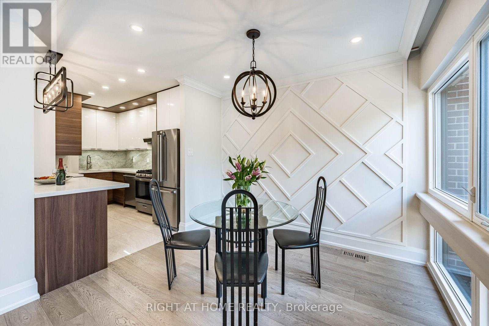 Row / Townhouse for Sale in #5 - 1200 GRIPSHOLM ROAD|Mississauga (Applewood), Ontario L4Y2G9 5