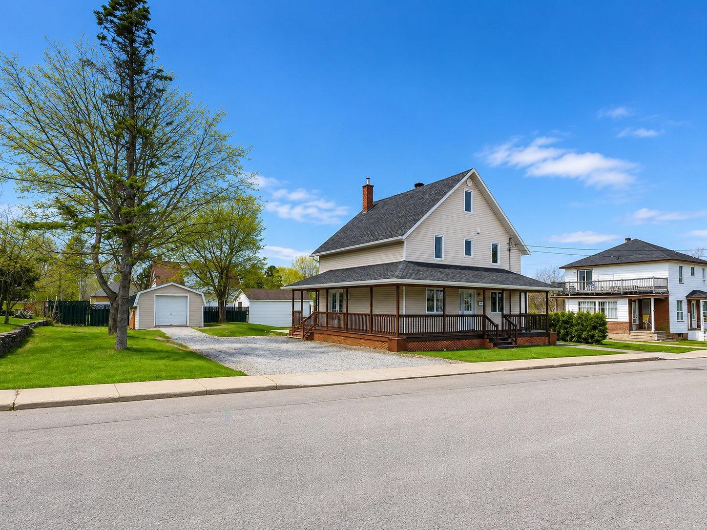 1746 Rue Lindsay, Mont-Joli, Quebec G5H3B1