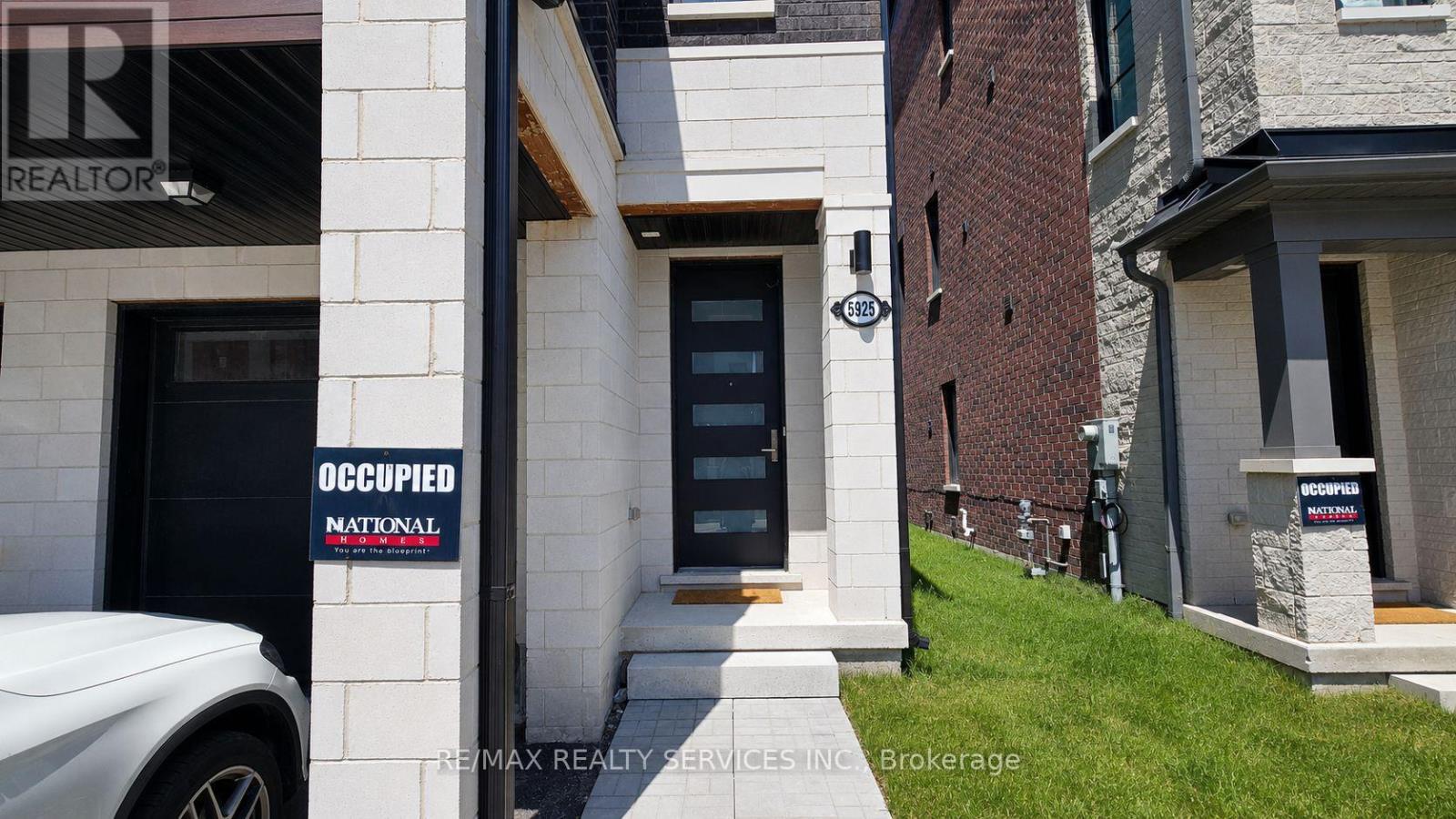 Row / Townhouse for Sale in 5925 SAIGON STREET|Mississauga (East Credit), Ontario L5V2V9 2