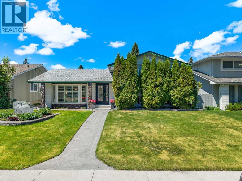 House for Sale in 32 Lake Crimson Close SE|Calgary, Alberta T2J3K7