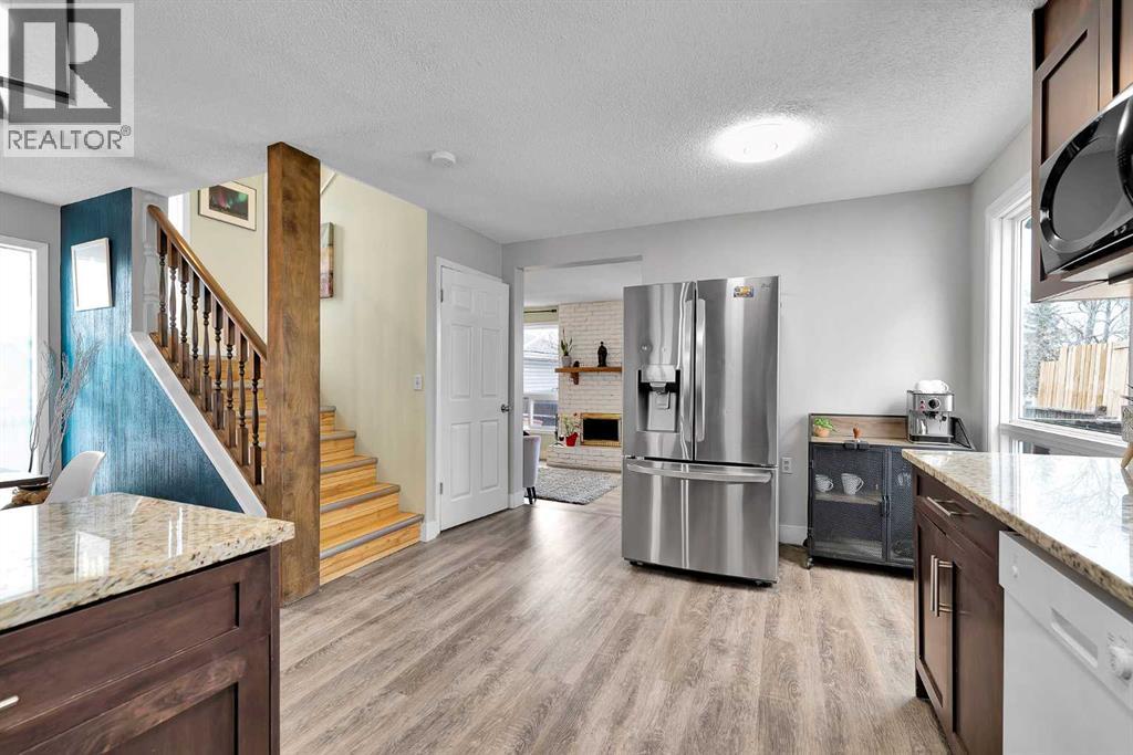 House for Sale in 44 Strathclair Rise SW|Calgary, Alberta T3H1G4 2