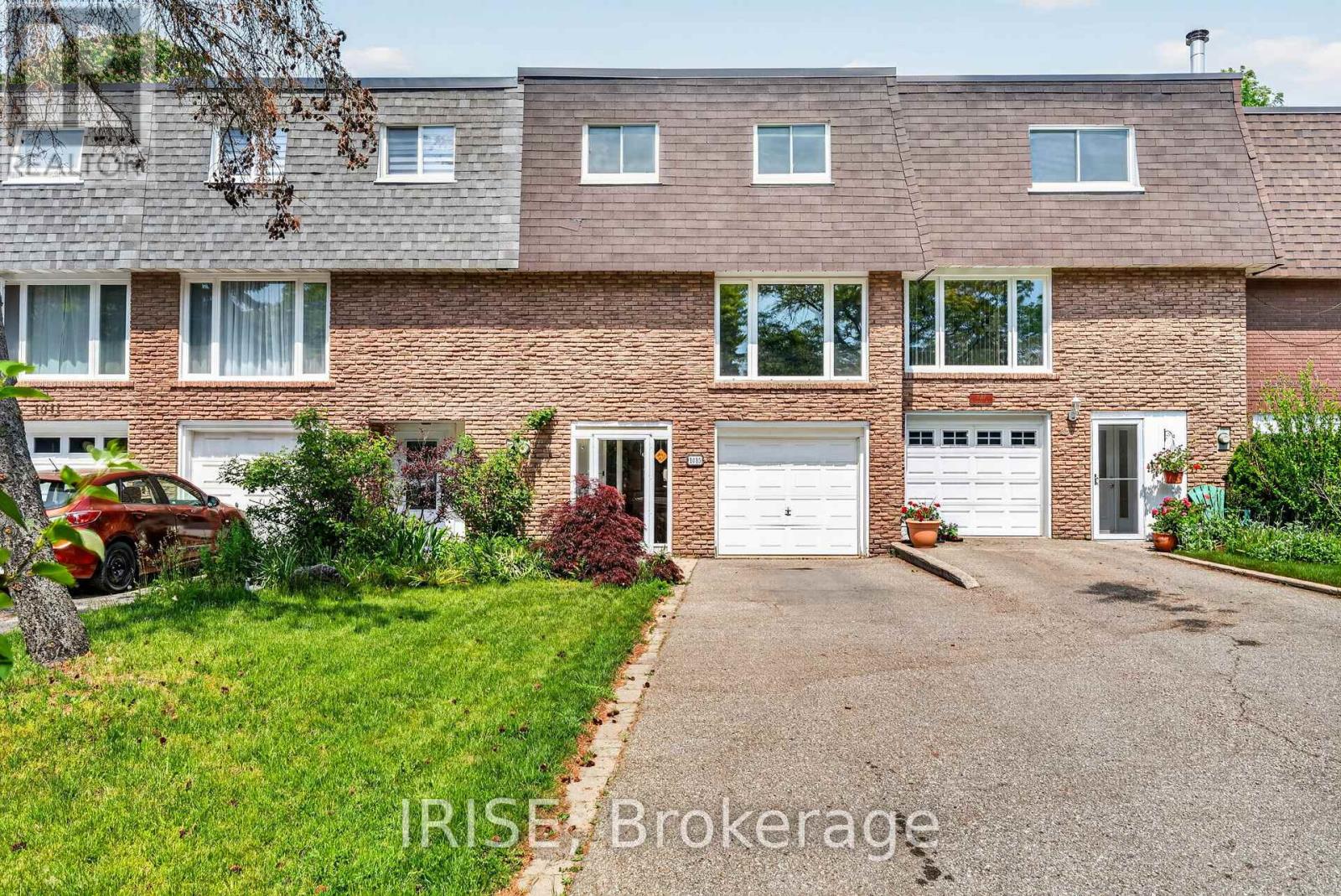 Row / Townhouse for Sale in 1015 FALGARWOOD DRIVE|Oakville (FA Falgarwood), Ontario L6H1N7