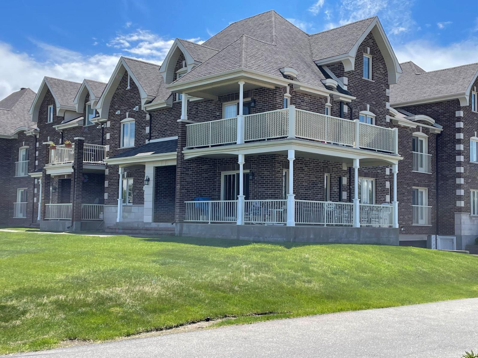 251 Rue de Barcelone, Dollard-des-Ormeaux, Quebec H9B0A6