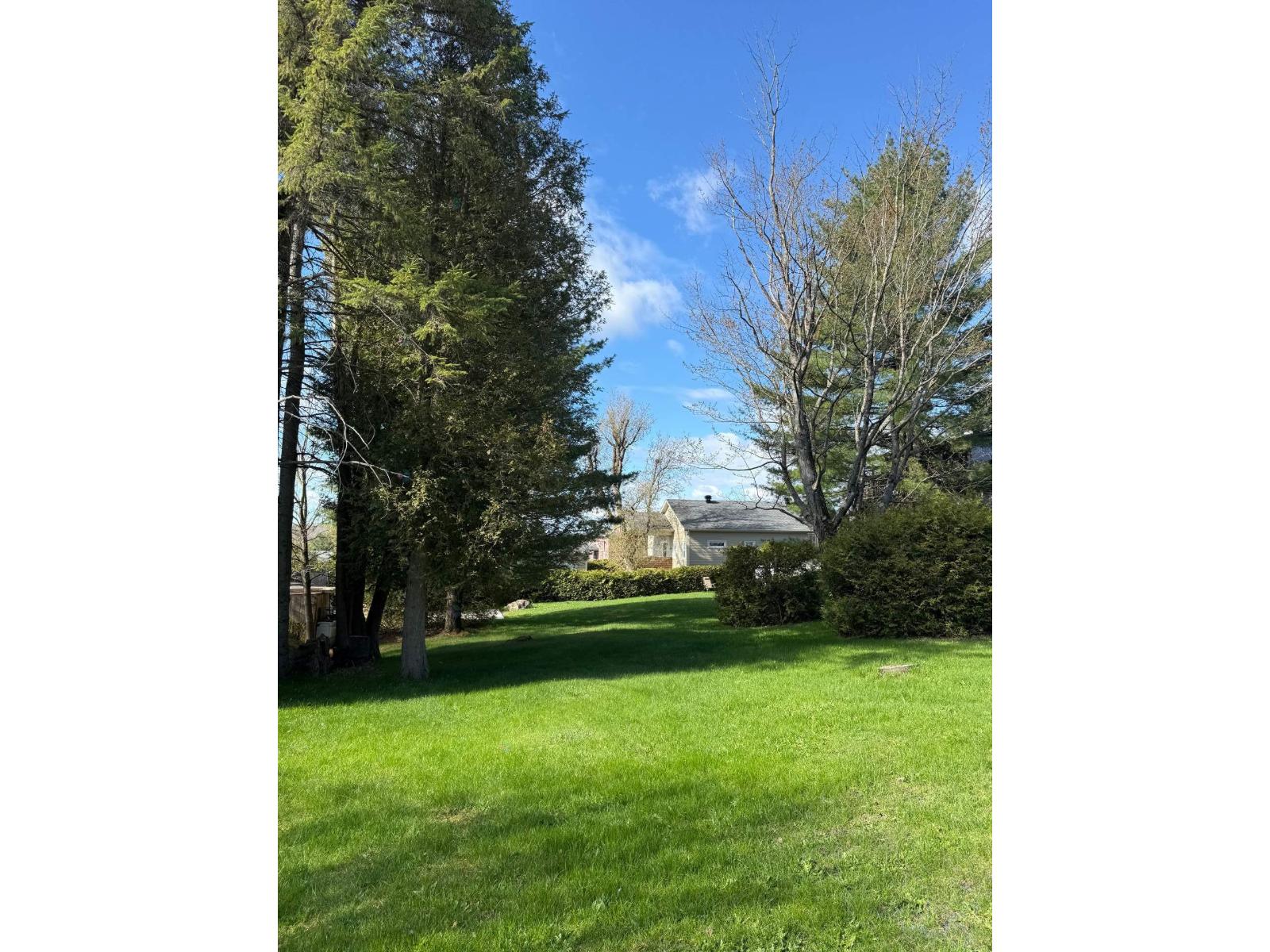 Rue Bowen, Magog, Quebec J1X1C4