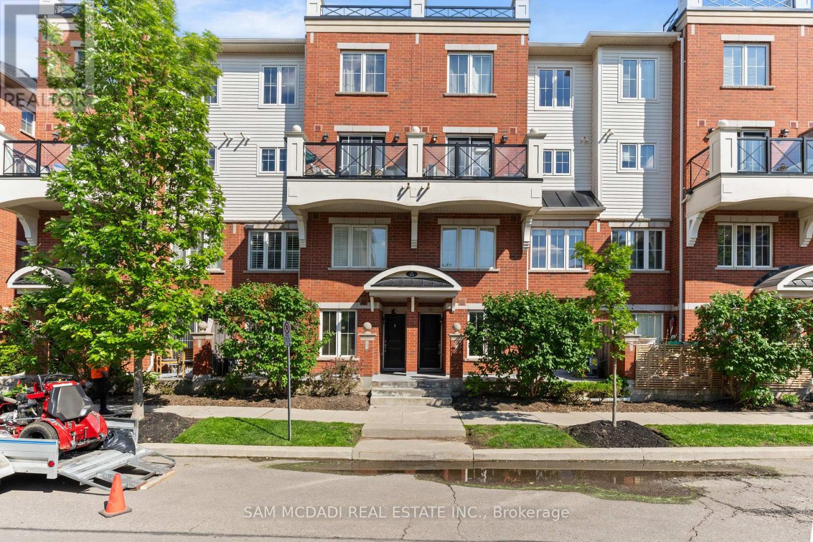 Row / Townhouse for Sale in 3 - 39 HAYS BOULEVARD|Oakville (RO River Oaks), Ontario L6H0J1 2