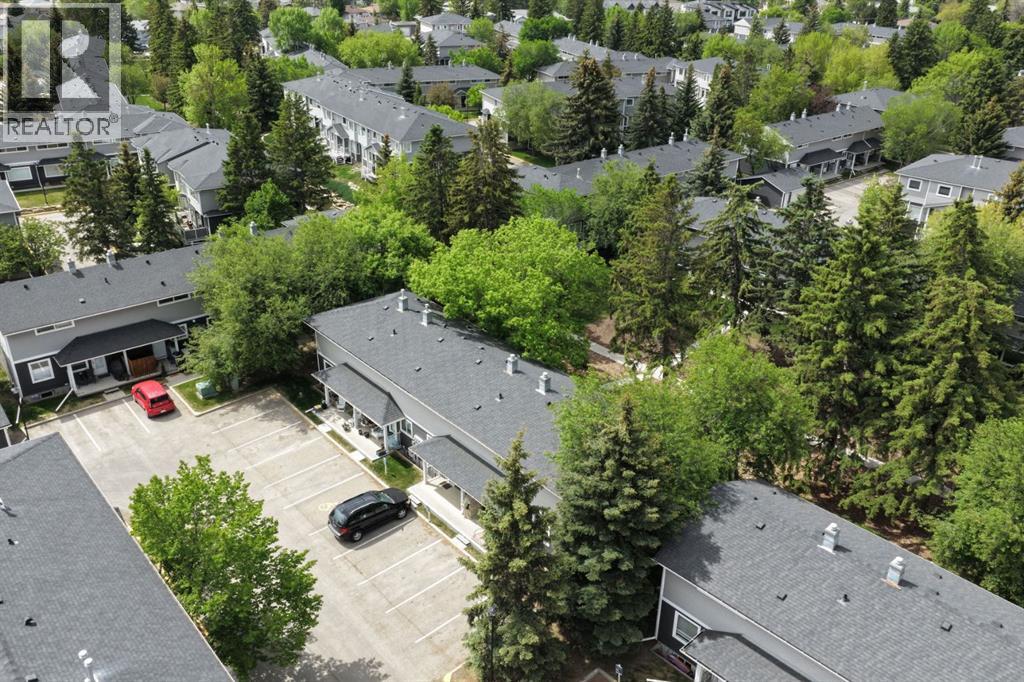 Row / Townhouse for Sale in 633 Regal Park NE|Calgary, Alberta T2E0S6 2