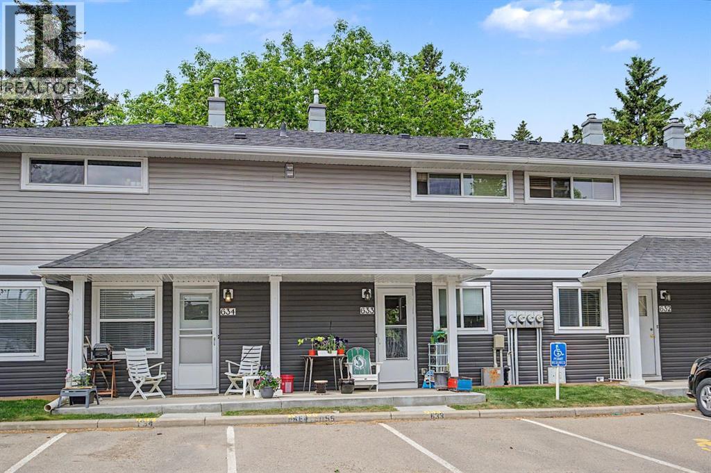 Row / Townhouse for Sale in 633 Regal Park NE|Calgary, Alberta T2E0S6