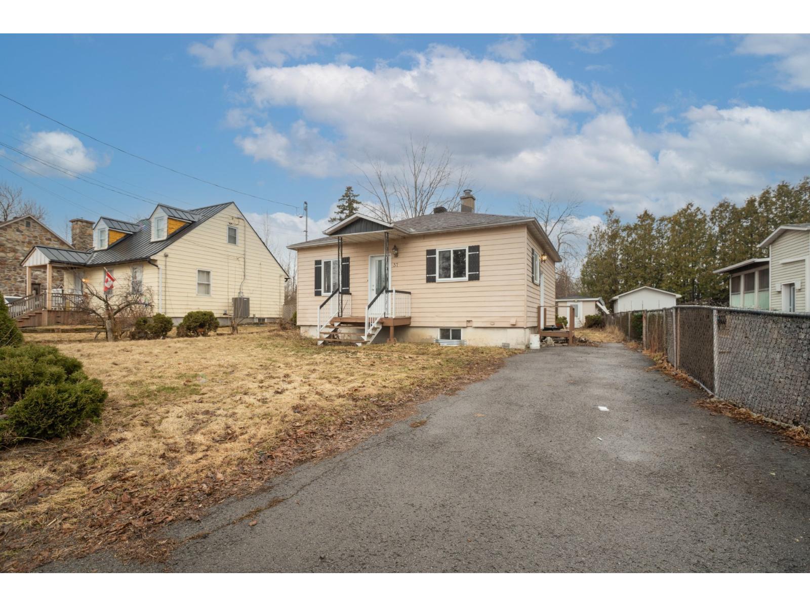 37 Rue Centrale, Pointe-des-Cascades, Quebec J0P1M0