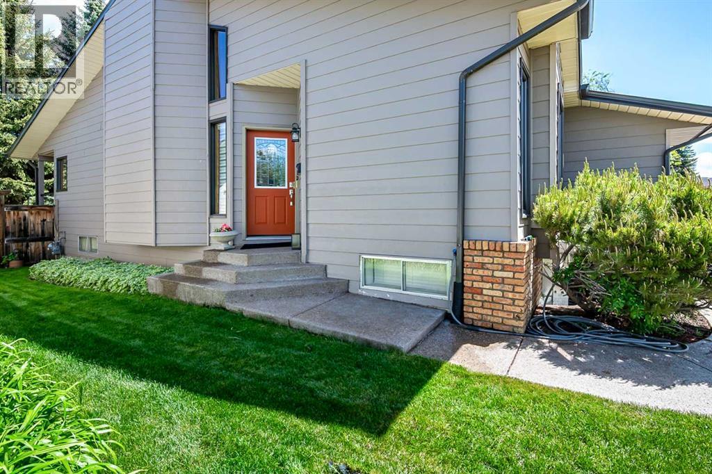 House for Sale in 1483 Sunwood Road SE|Calgary, Alberta T2X2K5 2