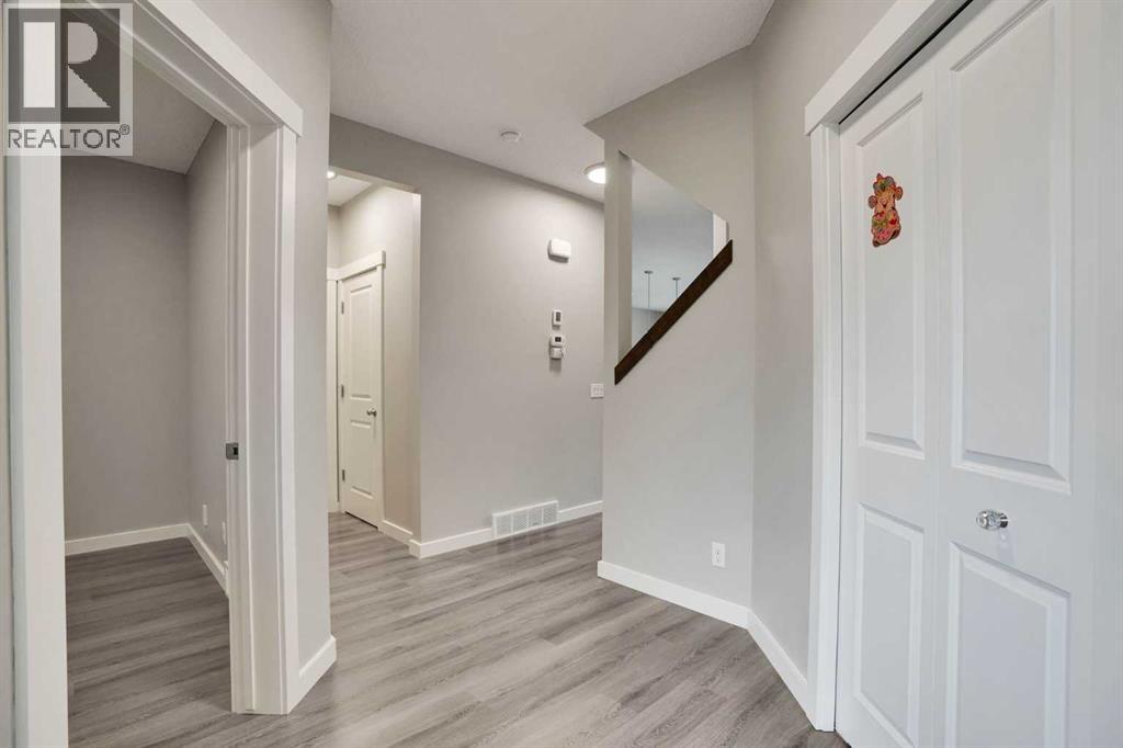 House for Sale in 22 Sherwood Road NW|Calgary, Alberta T3R0N8 5