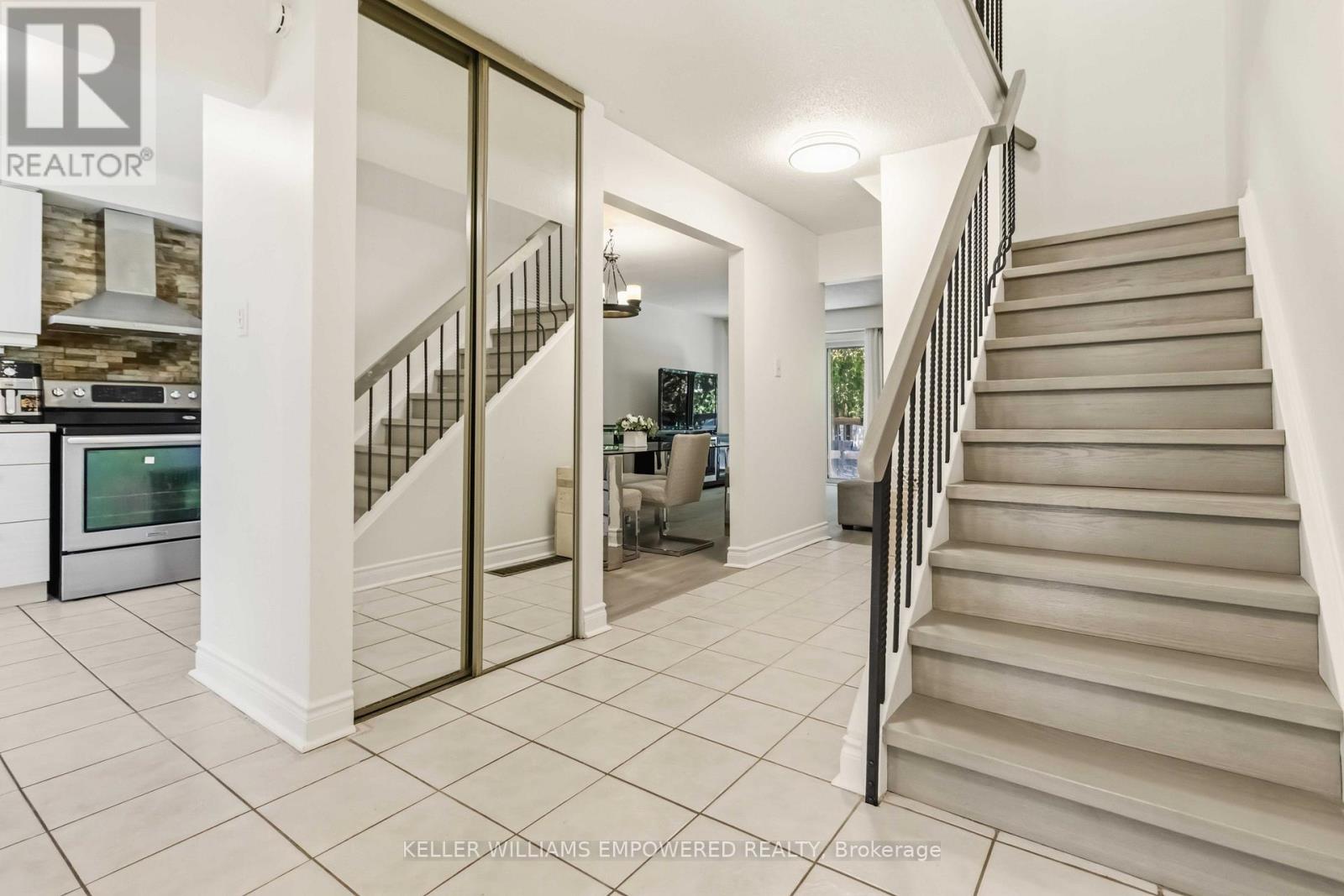 Row / Townhouse for Sale in 89 - 60 HANSON ROAD|Mississauga (Fairview), Ontario L5B2P6 4
