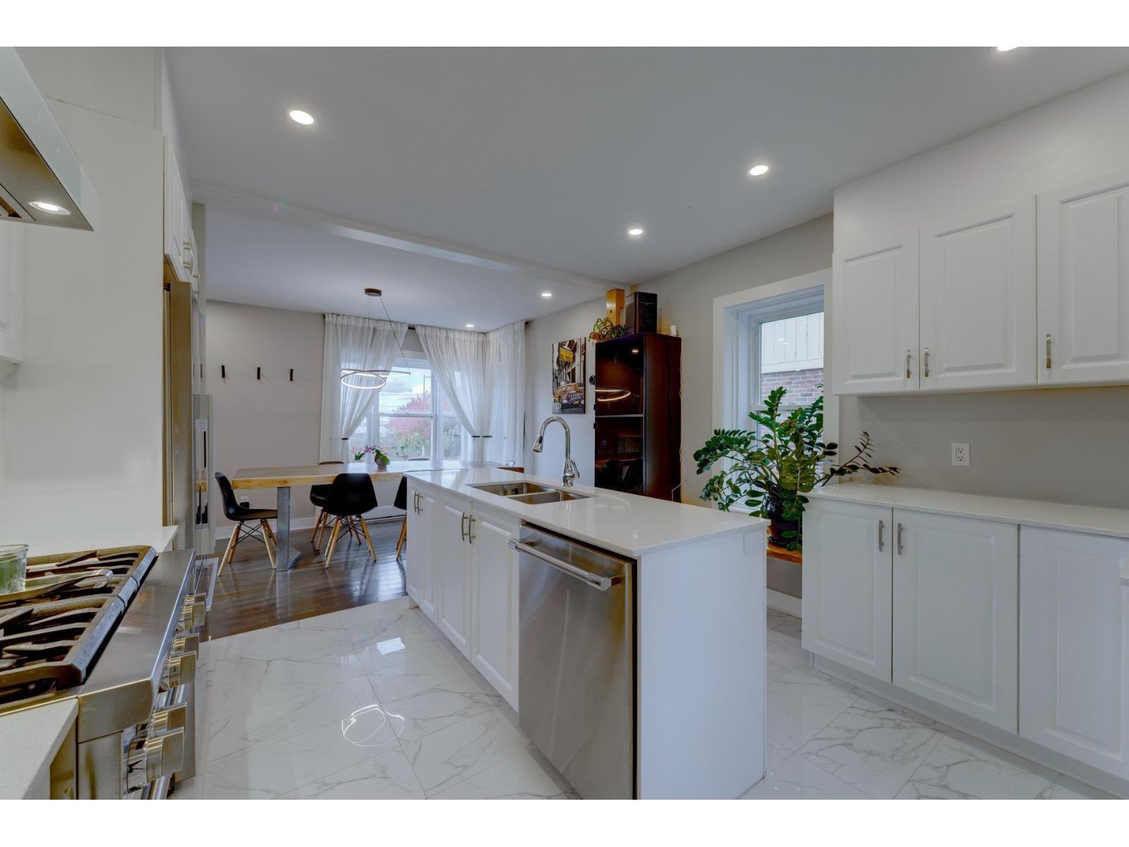 530 Rue du Bord-de-l'Eau E., Longueuil (Le Vieux-Longueuil), Quebec J4H1A3