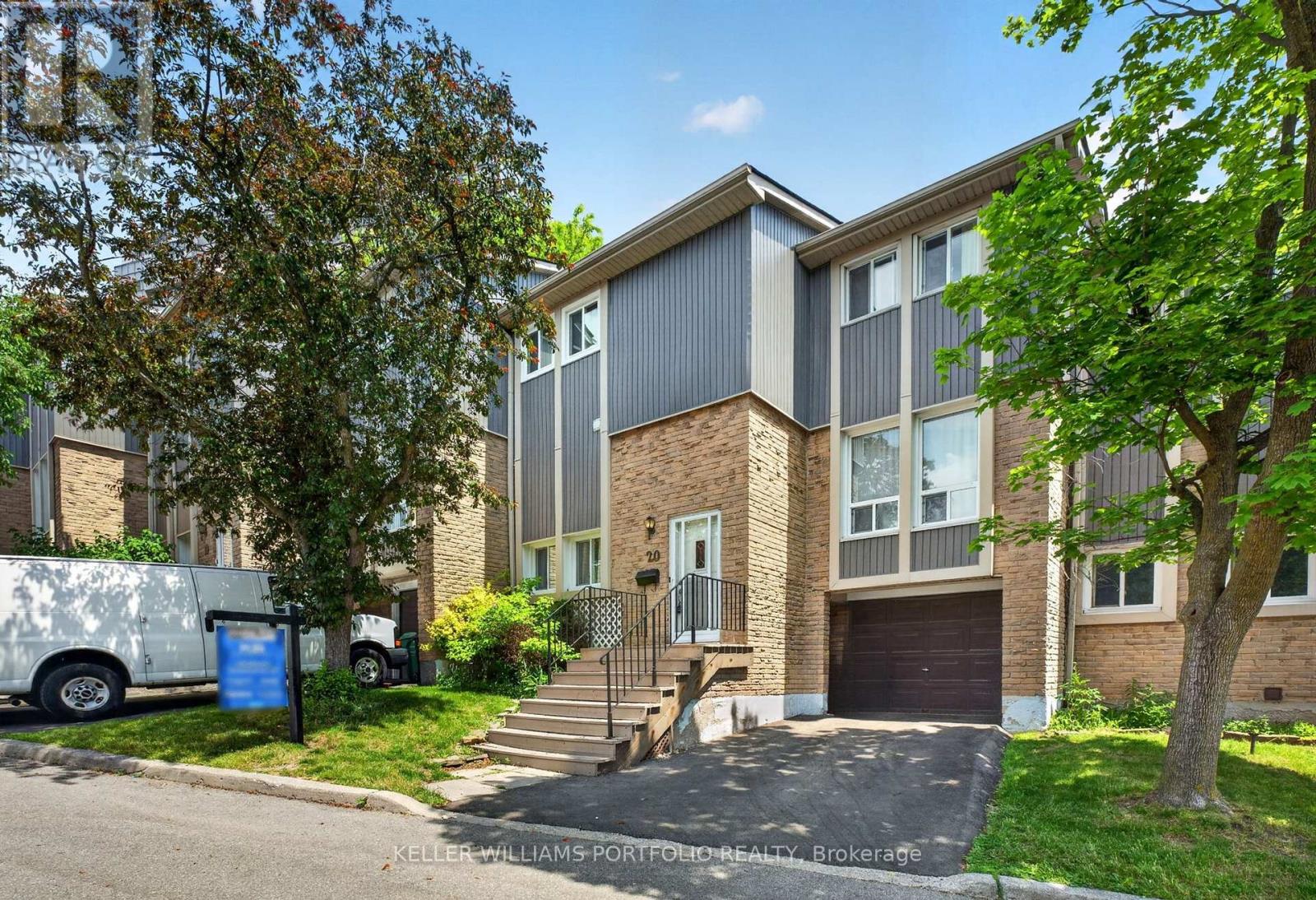 Row / Townhouse for Sale in 20 - 900 DUNDAS STREET W|Mississauga (Erindale), Ontario L5C3B3