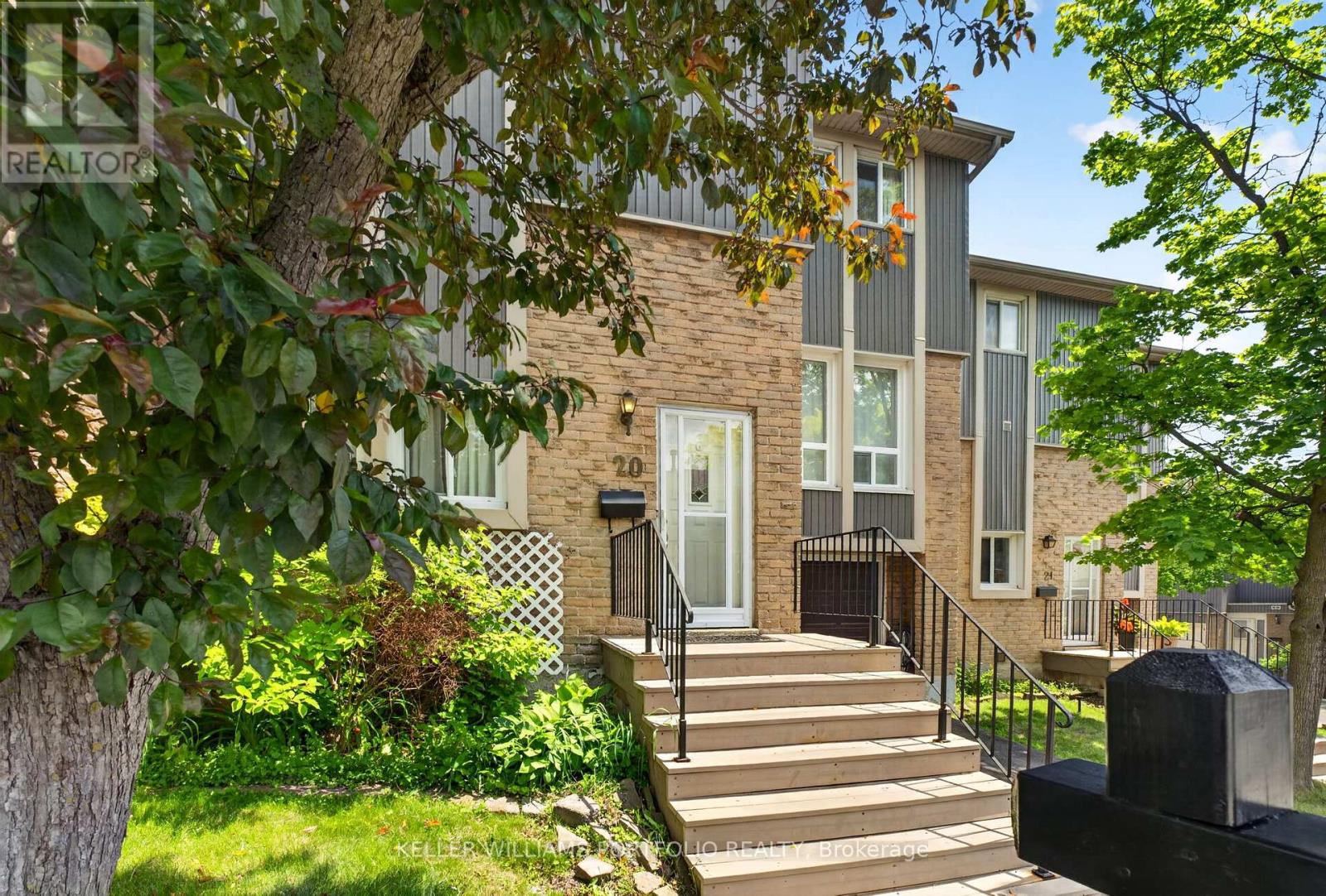 Row / Townhouse for Sale in 20 - 900 DUNDAS STREET W|Mississauga (Erindale), Ontario L5C3B3 2