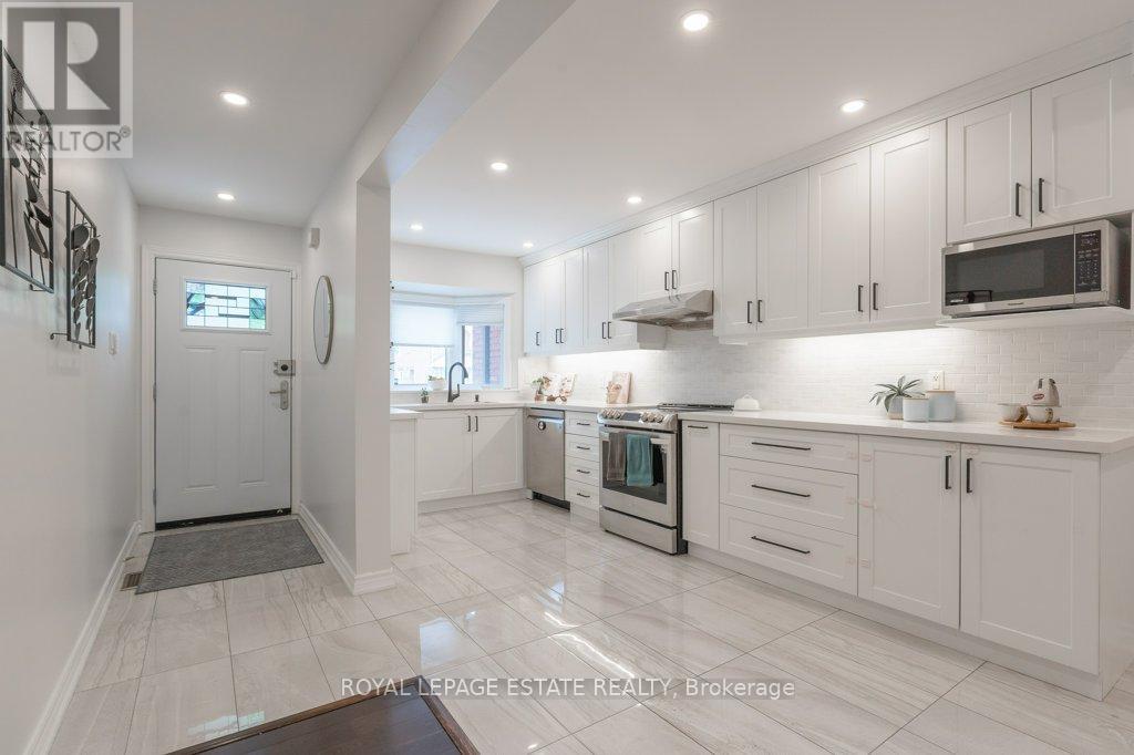 Row / Townhouse for Sale in 539 GALAXY COURT|Mississauga (Hurontario), Ontario L5R2R4 2