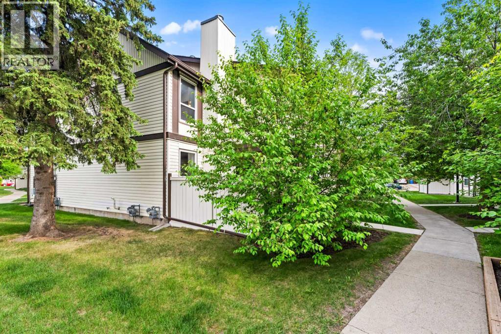 Row / Townhouse for Sale in 9, 3200 60 Street NE|Calgary, Alberta T1Y4K8