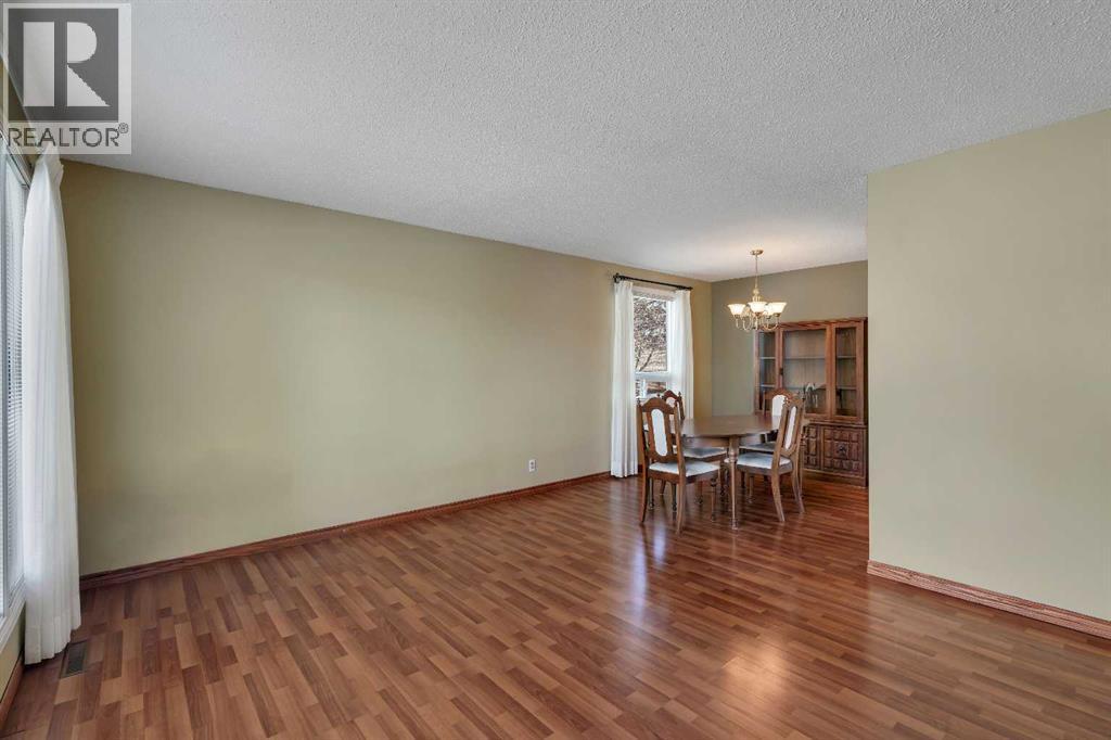 House for Sale in 212 Westwood Drive SW|Calgary, Alberta T3C2W3 4