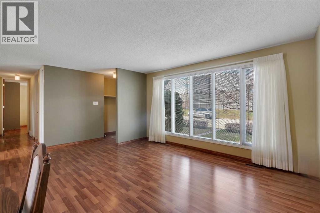 House for Sale in 212 Westwood Drive SW|Calgary, Alberta T3C2W3 5
