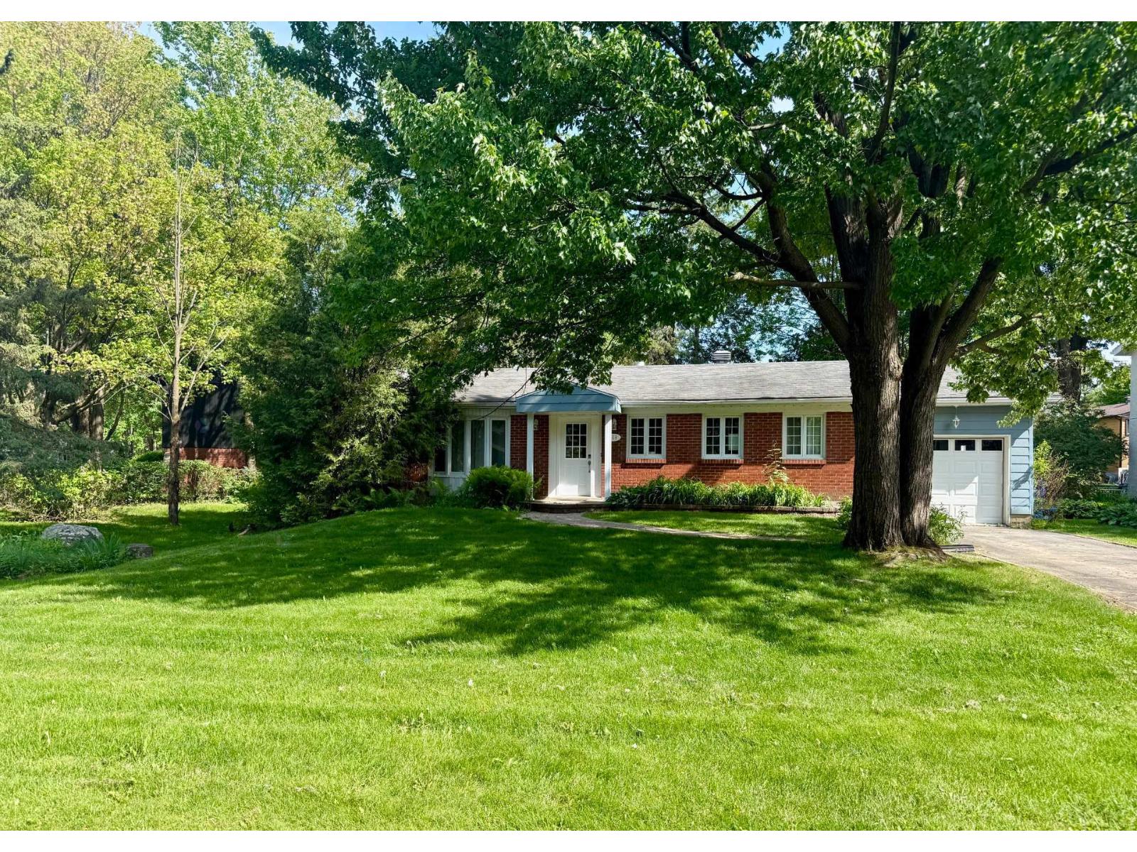 708 Rue Presseault, Sainte-Thérèse, Quebec J7E4G5