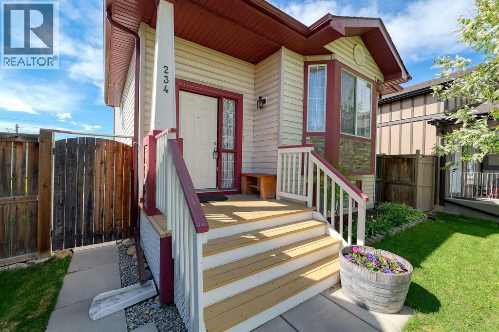 House for Sale in 234 Martinvalley Mews NE|Calgary, Alberta T3J4W3 2