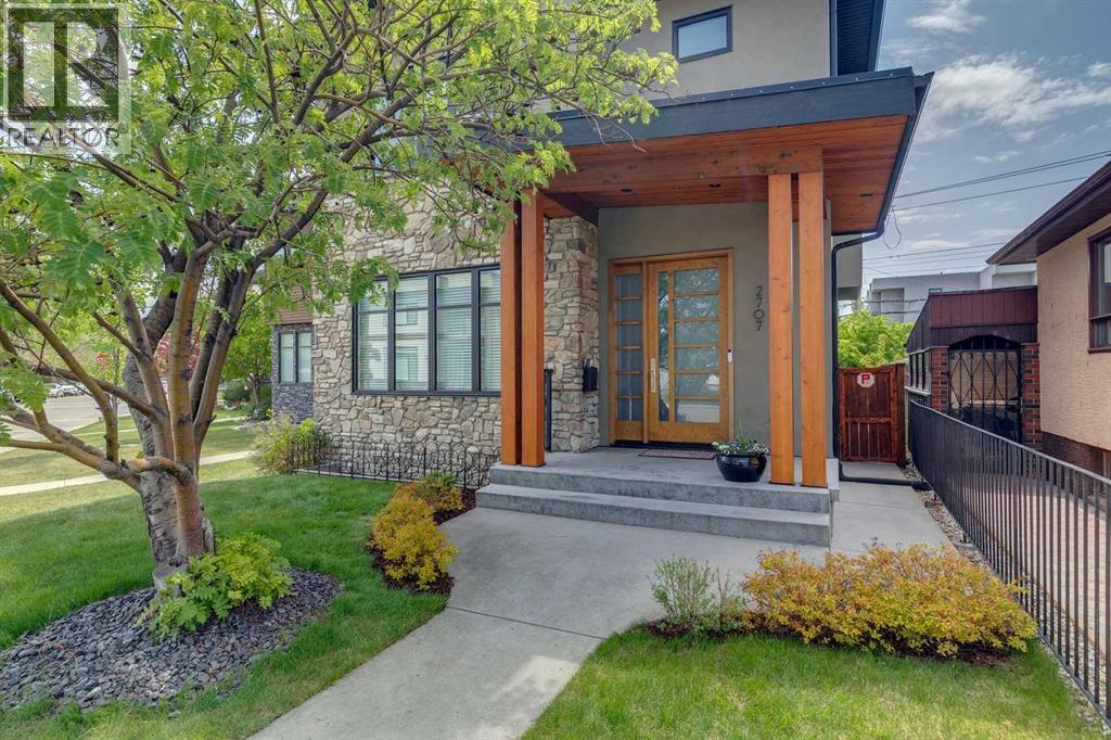 House for Sale in 2707 1 Avenue NW|Calgary, Alberta T2N0C7