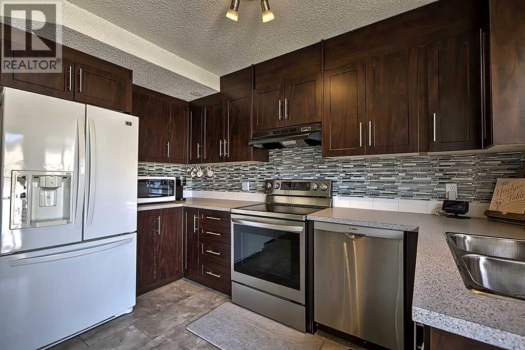 Row / Townhouse for Sale in 72 Deerpoint Road SE|Calgary, Alberta T2J6M9 2