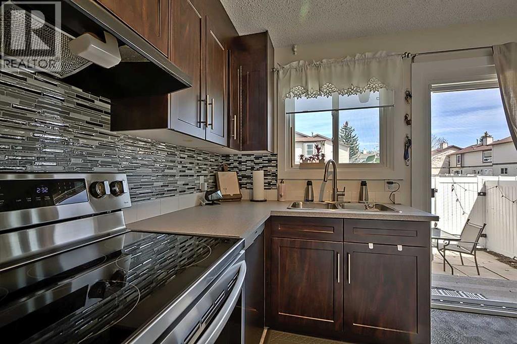 Row / Townhouse for Sale in 72 Deerpoint Road SE|Calgary, Alberta T2J6M9 3