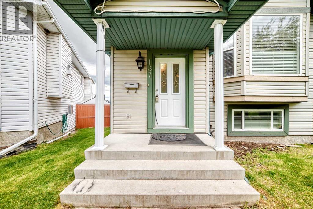 House for Sale in 137 Erin Meadow Bay SE|Calgary, Alberta T2B3A2 4