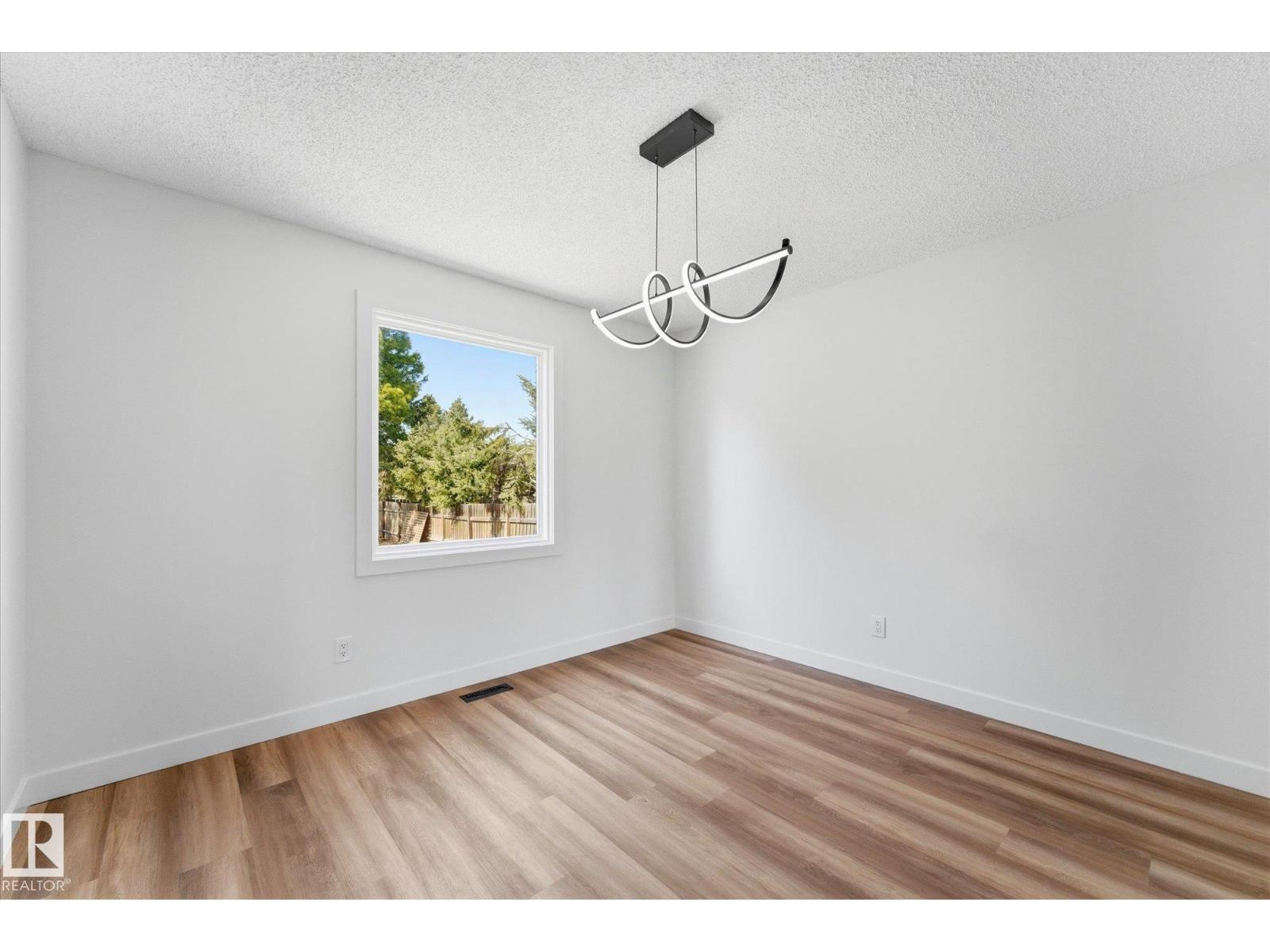 埃德蒙顿Rideau Park 4卧2卫独立屋|2034 sqft经典双层家庭住宅 - 9