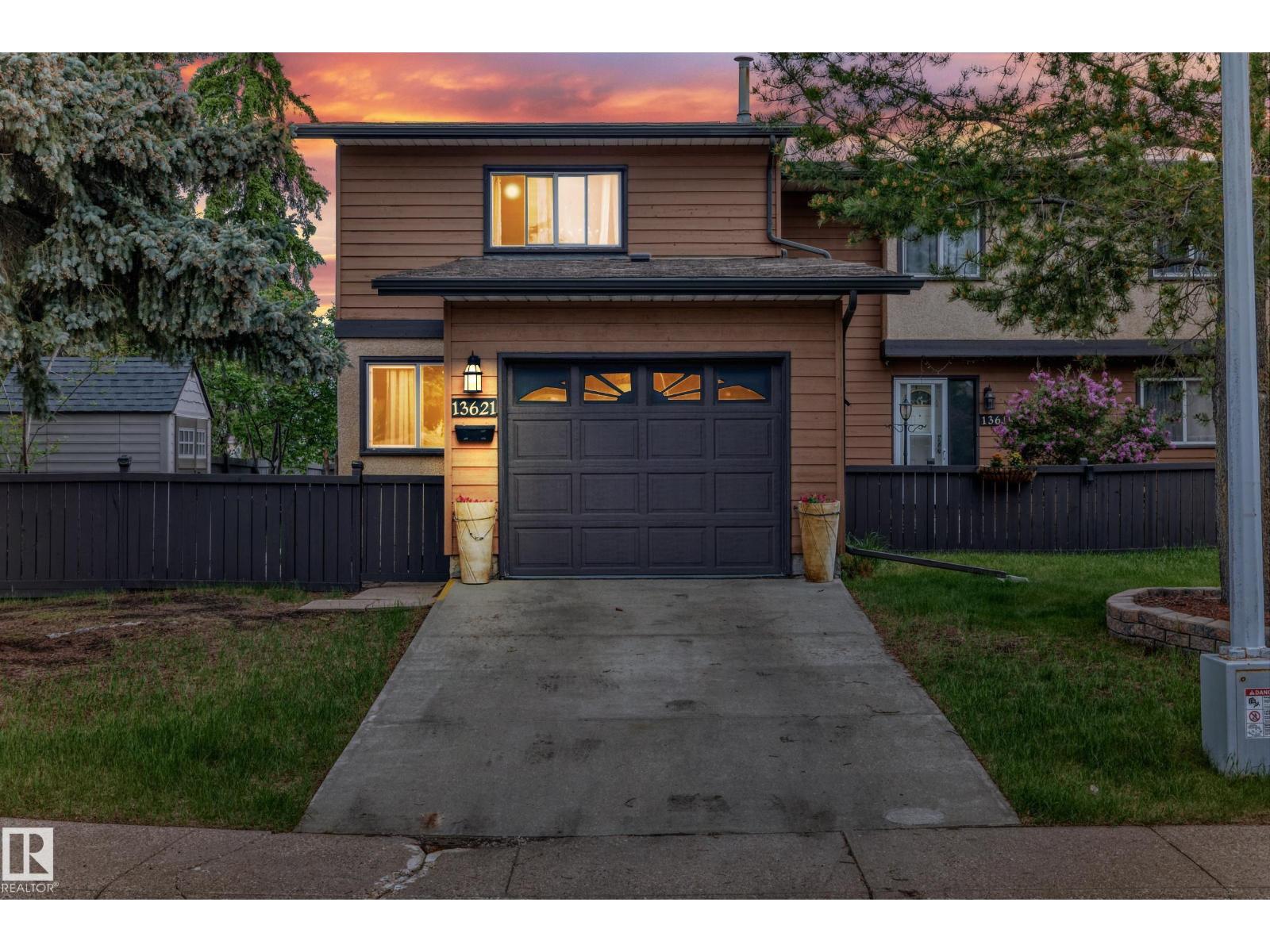 埃德蒙顿Kernohan社区｜3卧3卫端户联排别墅｜全装修地下室｜带车库