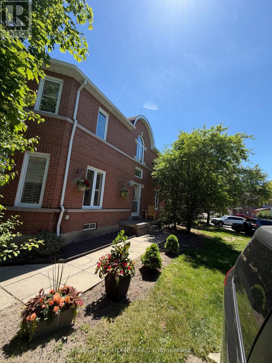 Row / Townhouse for Sale in 59 - 6050 BIDWELL TRAIL|Mississauga (East Credit), Ontario L5V1V6 2