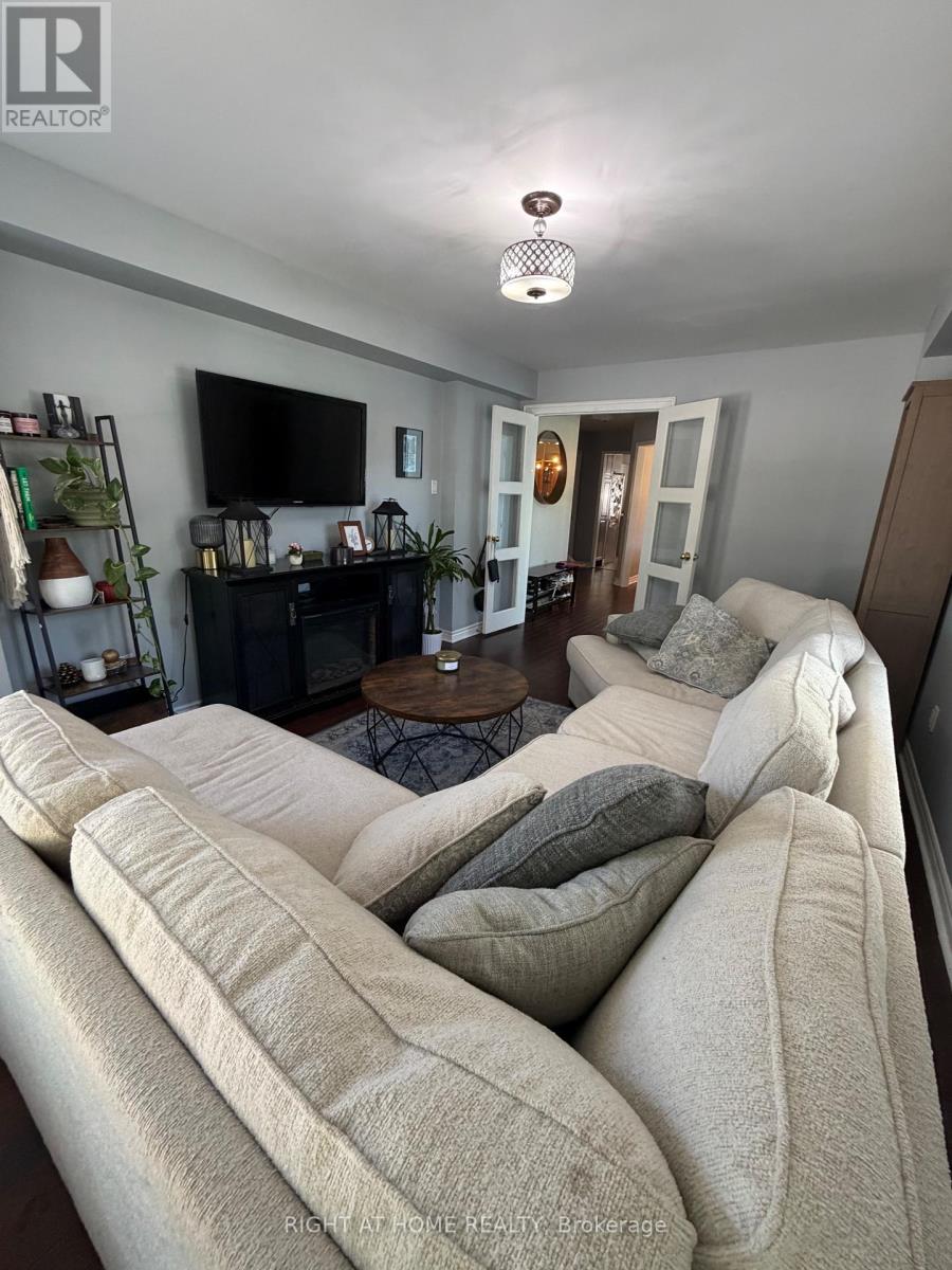 Row / Townhouse for Sale in 59 - 6050 BIDWELL TRAIL|Mississauga (East Credit), Ontario L5V1V6 4