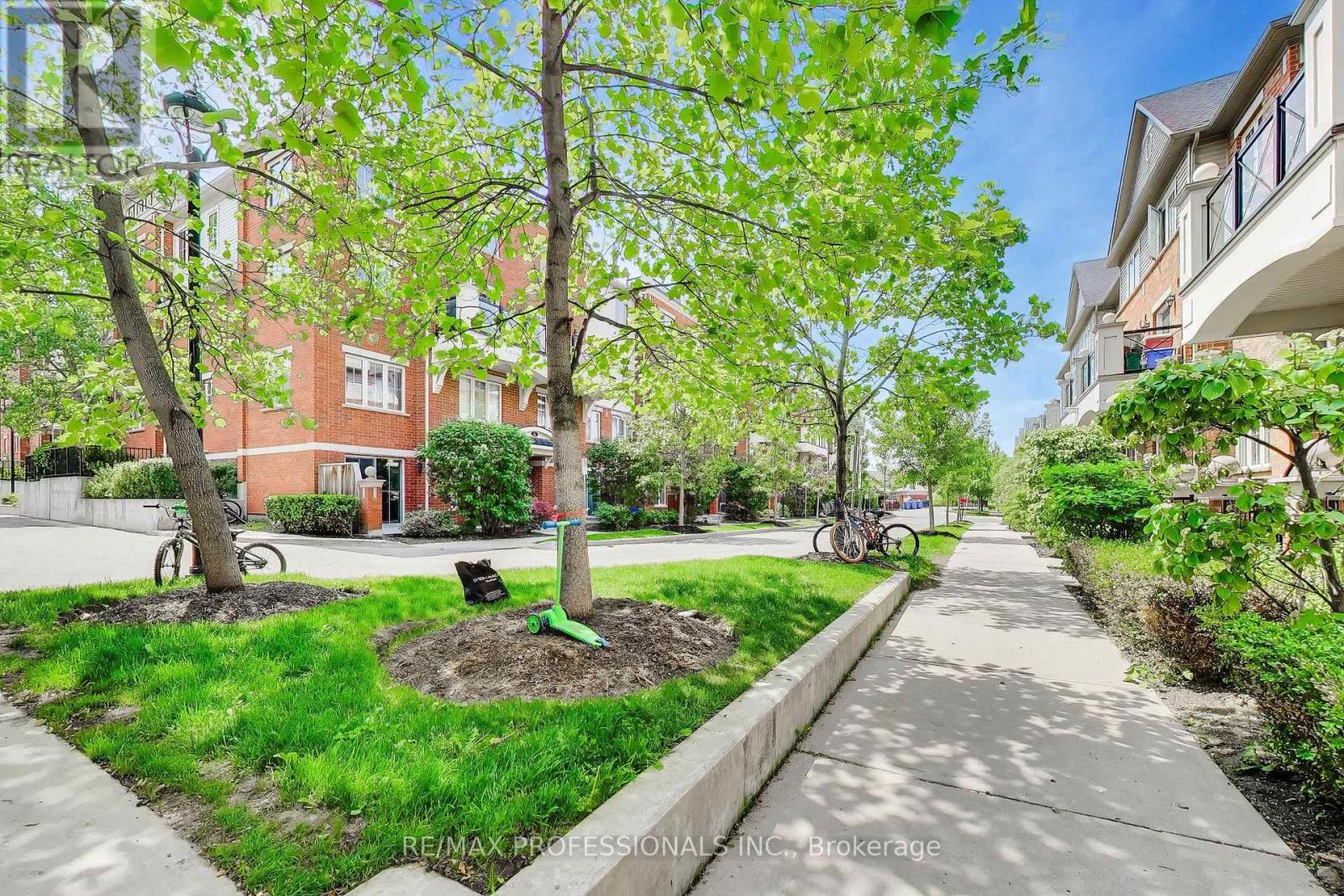 Row / Townhouse for Sale in 19 - 2460 POST ROAD|Oakville (RO River Oaks), Ontario L6H0J2 3