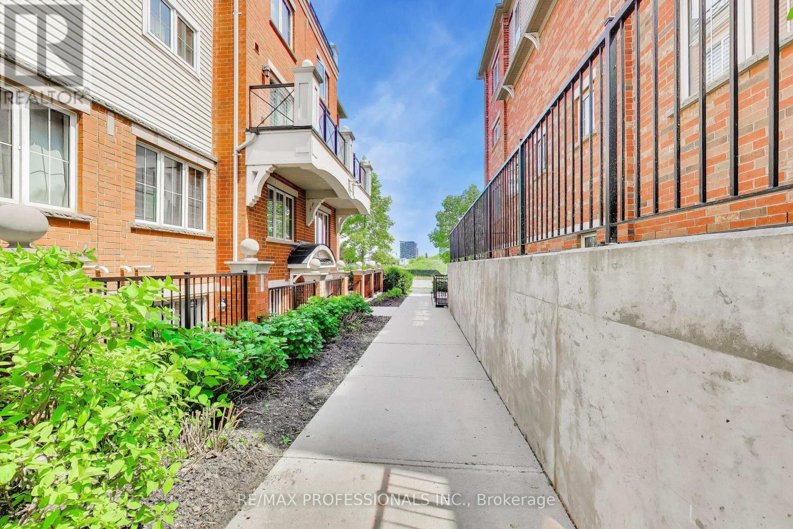 Row / Townhouse for Sale in 19 - 2460 POST ROAD|Oakville (RO River Oaks), Ontario L6H0J2 4
