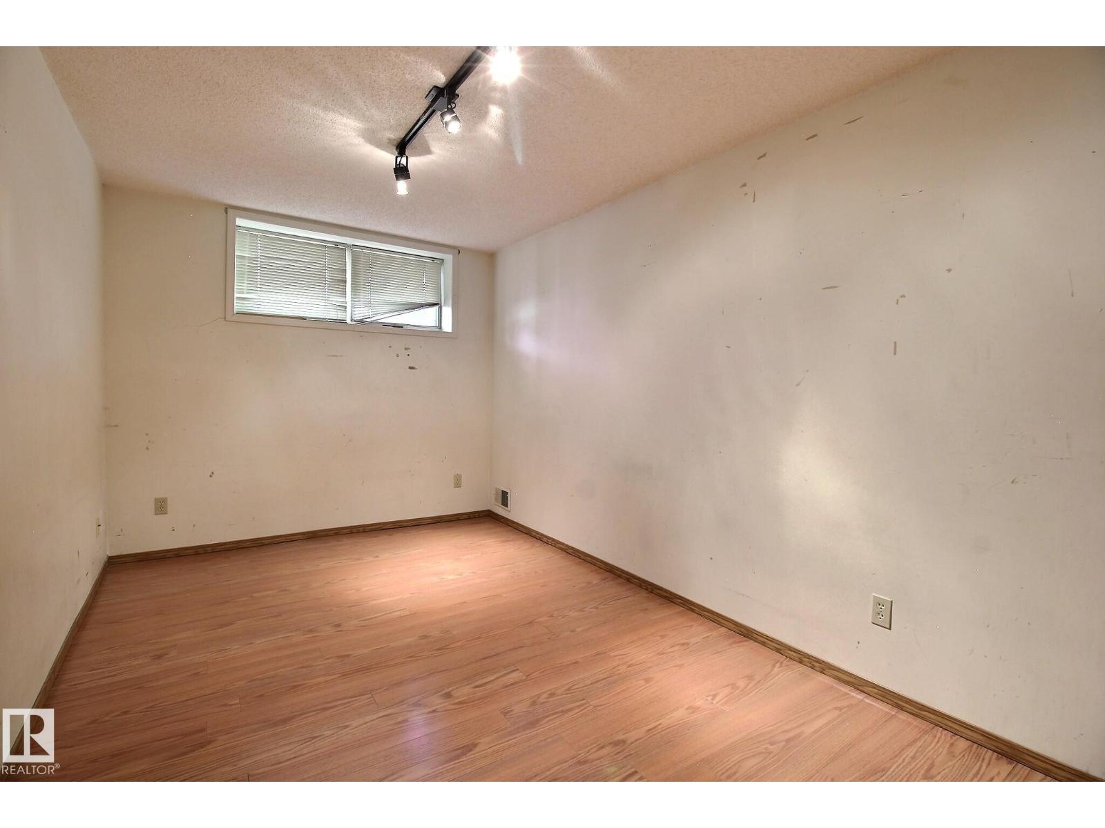埃德蒙顿Duggan社区5卧2卫错层独立屋,转角大地块 - 24
