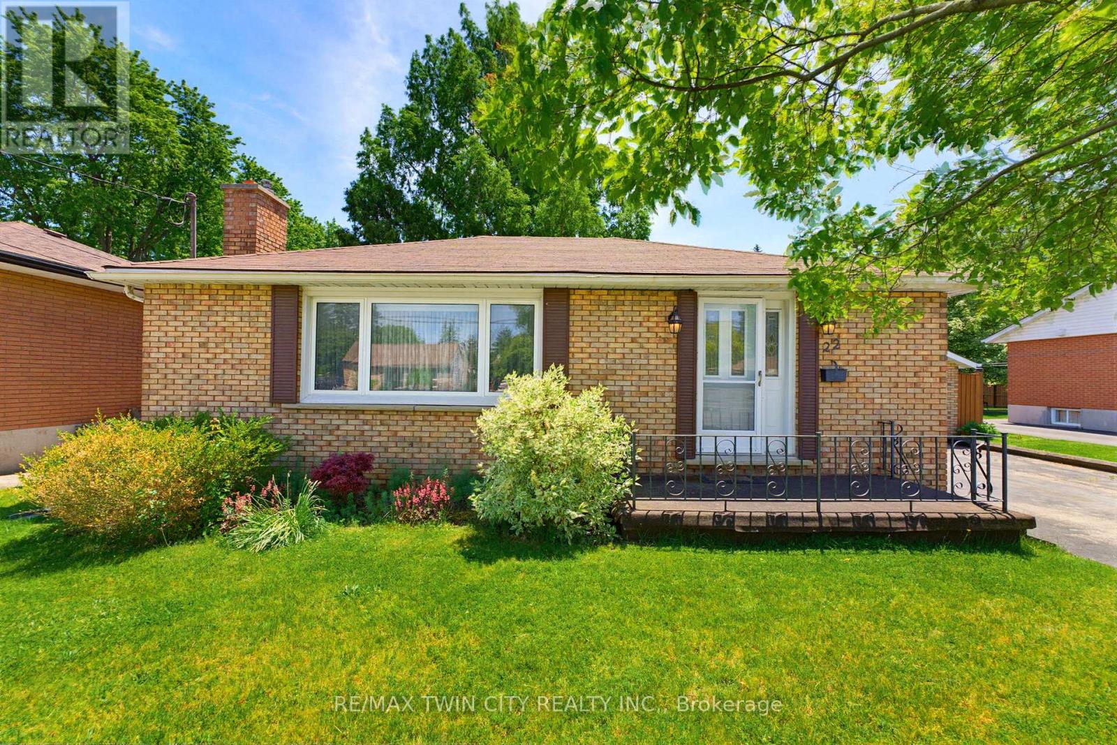 22 DUNSDON STREET, Brantford, Ontario N3R3J3