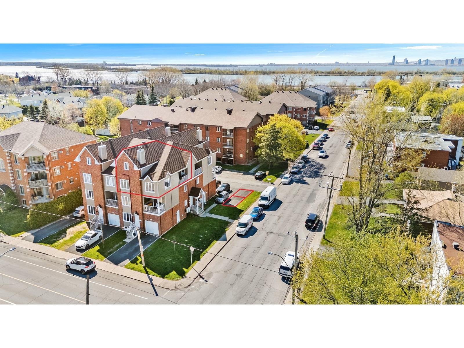 292 Rue St-Henri, La Prairie, Quebec J5R5C8