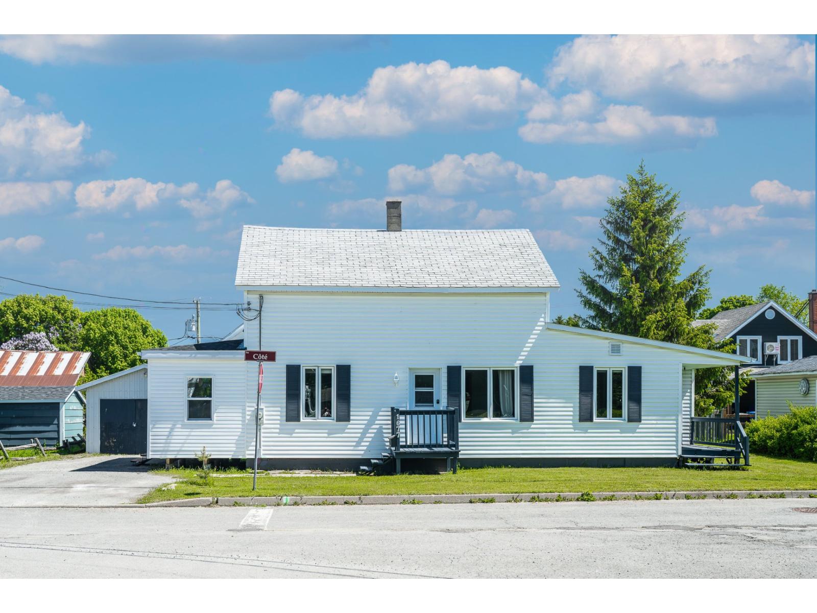 1677 Rue Côté, Mont-Joli, Quebec G5H2P4