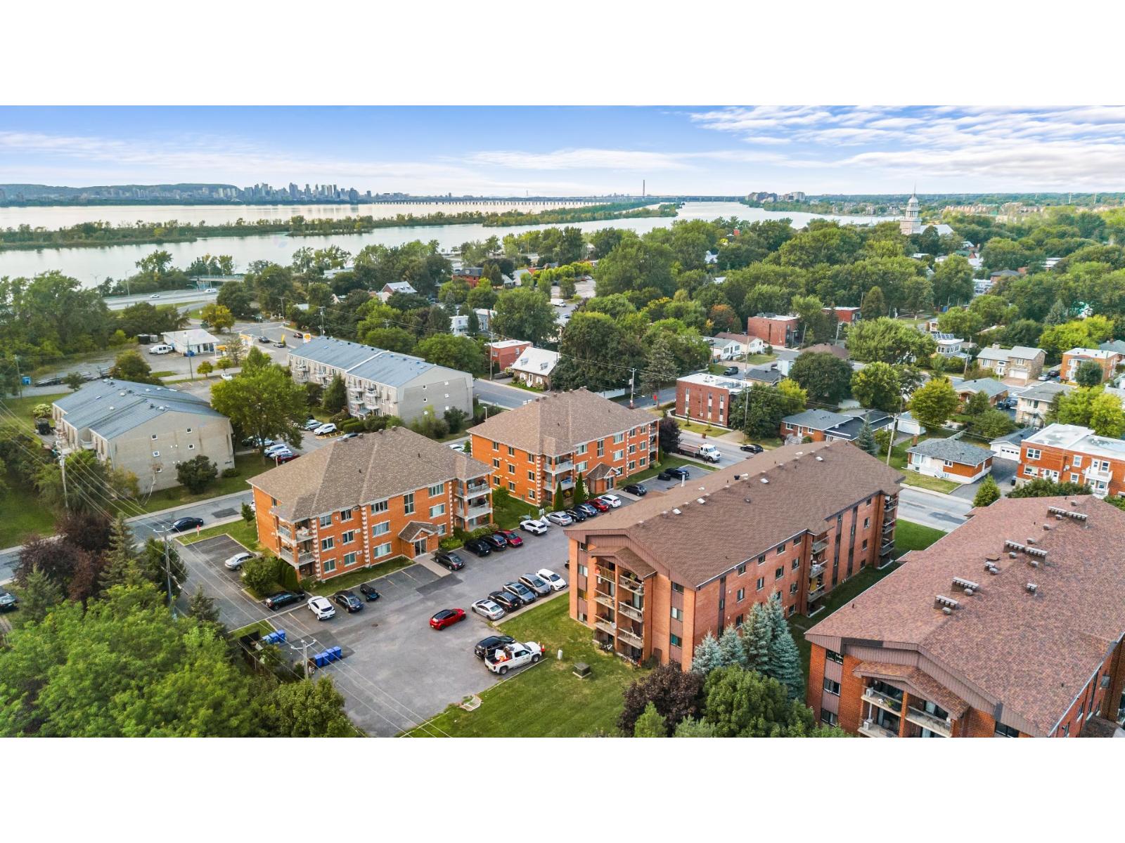 230 Rue St-Henri, #105, La Prairie, Quebec J5R5C8
