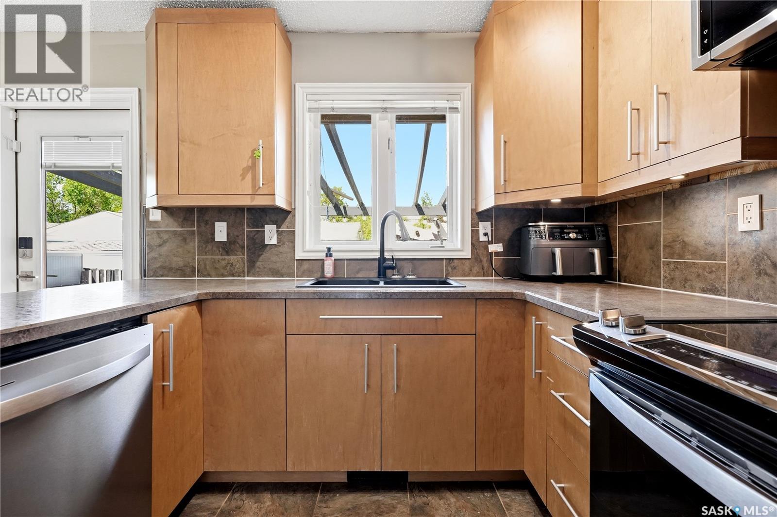 Regina Coronation Park 4卧3卫独立屋|全装修地下室|双车库 - 10