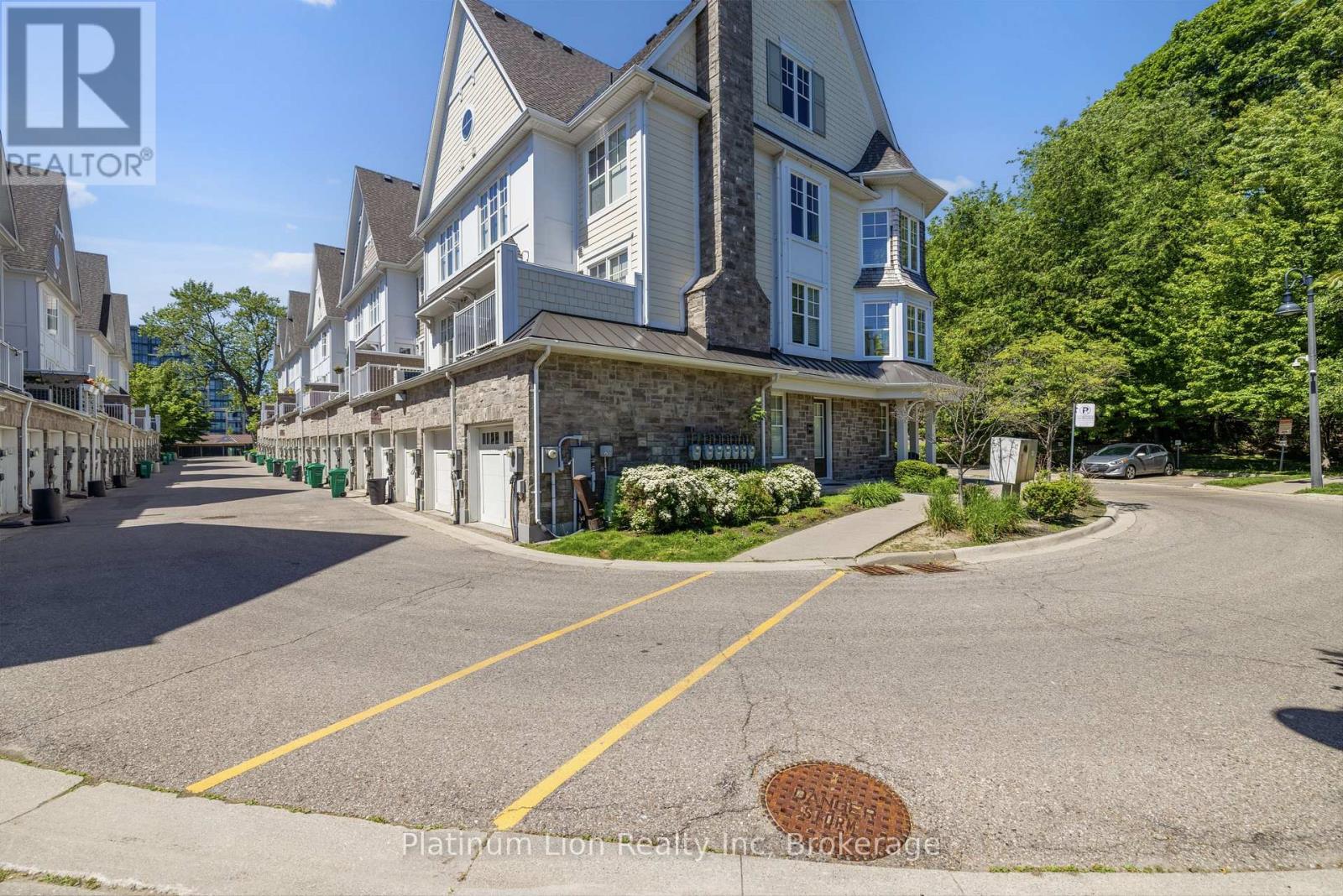 Row / Townhouse for Sale in 904 - 1011 DETA ROAD|Mississauga (Lakeview), Ontario L5E0A2